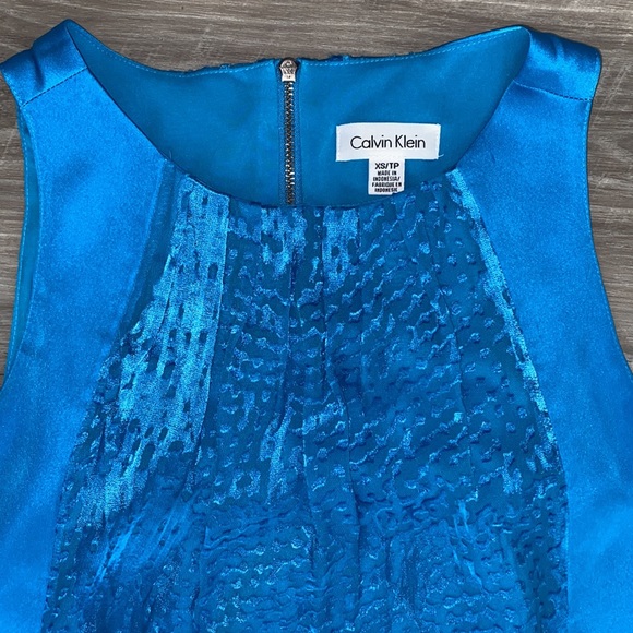 Turquoise Satin Top with SEXY back zipper, Lined, great condition - Picture 2 of 7